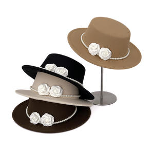 หมวกเฟโดราปีกกว้างสไตล์วินเทจสำหรับทุกเพศ  ประดับมุกและดอกคามิลเลีย  <span class=keywords><strong>ผ้า</strong></span>ระบายอากาศได้ดี เหมาะสำหรับงานธุรกิจและงานปาร์ตี้ ใช้ได้ทุกฤดู - Product Image 1