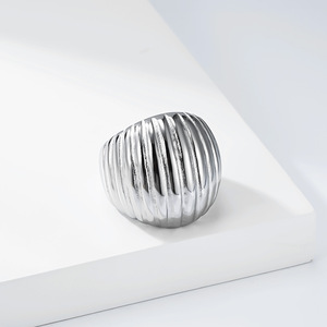 Anillo clásico con diseño de rayas para mujer, un artículo popular de comercio electrónico transfronterizo de Europa y América, hecho de acero de titanio con - Product Image 4