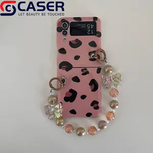 欧美风格粉色豹纹手机外壳，带皮革表带和蝴蝶结珍珠链，适用于三星Zflip 3/4
