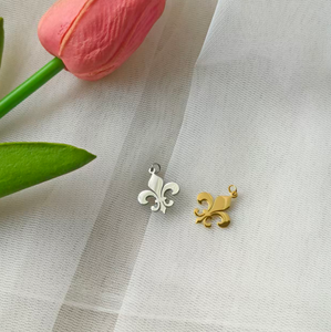 Ciondolo Fleur de Lys Placcato Oro 18k, Simbolo della Scoutismo, Charm con Emblema di Heraldica, Gioiello in Stile Antico - Product Image 6