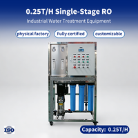 Machine de traitement d'eau RO monophasée 250 LPH certifiée ISO, équipement industriel personnalisé pour la production d'eau pure, filtration par pompe PLC