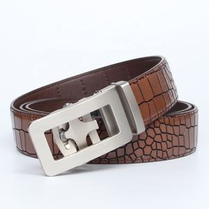 حزام جلدي فاخر للرجال بدون ثقوب بنمط جلد التمساح مع إبزيم قابل للتعديل - Product Image 3