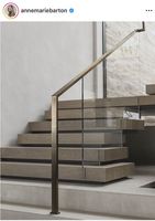Balustrade en verre avec main courante en acier et poteaux verticaux pour installations d'escaliers résidentiels