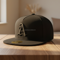 Gorra Snapback Ajustable de 5 Paneles con Visera Curva, de Pana Plana con Letras y Diseño de Hoja en Relieve, 100% Poliéster, Venta al por Mayor