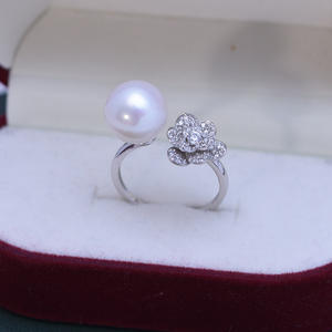 แหวนมุกน้ำจืดสีขาวขนาดใหญ่ 10-11 มม. สำหรับผู้หญิง แหวนเงินแท้ S925 ลายดอกคามิลเลีย ดีไซน์เปิด พร้อมแสงสว่างสวยงามและตำหนิเล็กน้อย - Product Image 3