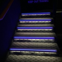 Profil d'escalier LED S002 pour cinéma, profil en aluminium pour éclairage avec lumière bleue