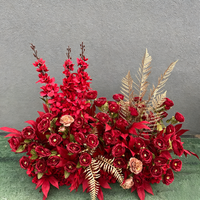 Décoration florale en rangée de roses bordeaux pour arche de mariage, centre de table, événements, allée et accessoires floraux au sol