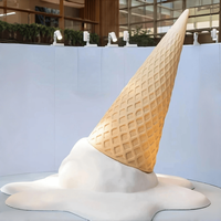 Fein gearbeitete, hochdekorative, handpolierte Eiscreme-Skulptur für Freizeit-Food-Parks im süßen Stil als Kunstdekoration