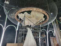 Décoration florale suspendue au plafond de la salle de mariage M968, installation florale en organza avec éclairage LED pour les événements de banquet