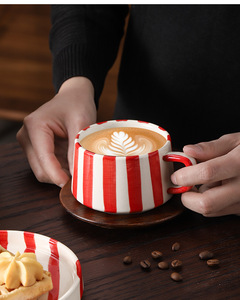 Taza de Café de Cerámica Pintada a Mano con Rayas <span class=keywords><strong>y</strong></span> Platillo, Juego de Tazas de Té Modernas <span class=keywords><strong>y</strong></span> Coloridas, Taza de Regalo Creativa para el Hogar o Cafetería - Product Image 3