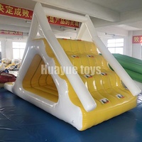 Vente Flash Toboggan Aquatique Gonflable Triangulaire Jaune et Blanc 5x2x3m Personnalisé en Usine Certifié CE Garantie 2 Ans pour Utilisation en Mer, Lac et Piscine