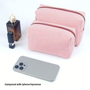 Bolsa de Maquillaje de Poliéster Seersucker a Rayas al por Mayor - Ligera, de Pequeña Capacidad, Resistente al Agua, Portátil, con Cremallera Dorada y Logotipo Personalizado - Product Image 2