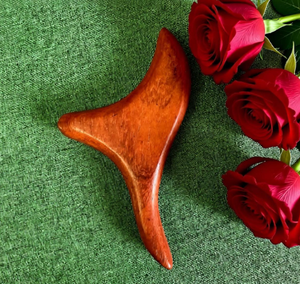 Masajeador de Pies Portátil de Madera Maciza de Sándalo Dorado con Forma de Triángulo para Uso Doméstico - Product Image 4