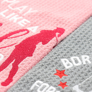 Serviettes de golf portables personnalisées avec logo, en microfibre gaufrée, avec mousqueton - Product Image 5