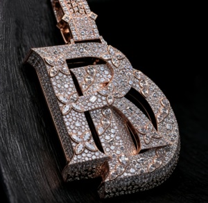 Colgante personalizado con letras incrustadas de diamantes, corte esmeralda, moissanita VVS, chapado en oro sobre plata de ley 925, a la moda. - Product Image 4