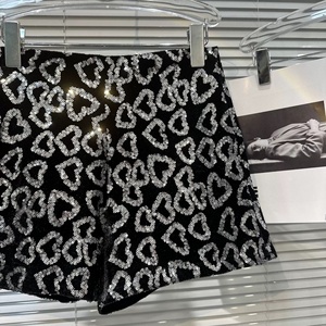 Shorts d'été pour filles, en velours, avec broderie de sequins en forme de cœur, taille élastique, trois quarts - Product Image 3