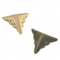 XIAOFEI Boîte triangulaire miniature en métal antique Protection d'angle Accessoires décoratifs