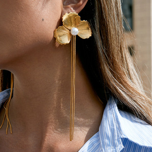 Boucles d'oreilles pendantes Fleur et Perle en Acier Inoxydable Plaqué Or 18K, avec Pendentif Feuille et Pompon, Sertissage clos, Qualité AA, Bijoux de Soirée - Product Image 3