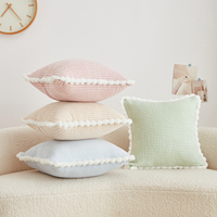 Housse de coussin texturée en nid d'abeille douce, 100% polyester, taie d'oreiller décorative avec pompons blancs pour canapé et chambre à coucher