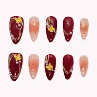Ongles à presser faits main en acrylique rouge bordeaux, décorés de papillons dorés 3D, de fils dorés, de perles et de feuilles d'or, forme amande, longueur moyenne