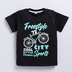 T-shirt classique en pur coton imprimé pour garçons, couleur noire, avec un motif de vélo élégant et un design de texte Freestyle, t-shirt doux - Product Image 1