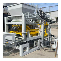 Machine de fabrication de briques entièrement automatique QT4-15 à faible investissement pour briques creuses, pleines et pavés autobloquants en béton