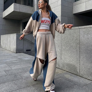 Conjunto de 2 piezas de ropa urbana para mujer WUYI con logotipo personalizado, sudadera con capucha y cremallera con patchwork y pantalones deportivos holgados con botones y recortes. - Product Image 1