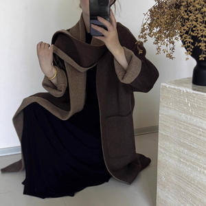 Giacca in Cashmere imbottita in lana bicolore doppio lato con collo a sciarpa - Product Image 4