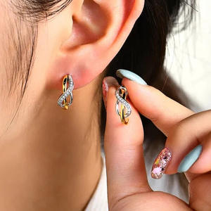 Boucles d'oreilles de luxe bicolores en or 18 carats avec diamants pour femmes, style minimaliste pour usage quotidien, diamants naturels taille brillant ronde, couleur G - Product Image 4