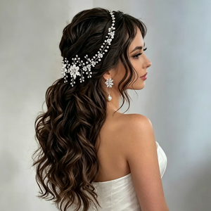 Guirlande de cheveux romantique pour mariée, décorée de fleurs en tissu, de fausses perles et de cristaux transparents, parfaite pour les coiffures de mariage. - Product Image 3