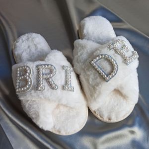 2024 pantoufles mariée WIFEY peluche mariée lune de miel chaussures de douche créative demoiselle d'honneur cadeaux romantiques chaussures de mariage - Product Image 1