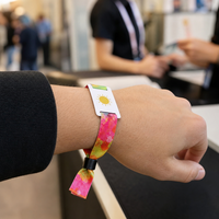 Bracelet en polyester NFC OEM pour festival avec couleurs et motifs personnalisés et code QR en option pour les organisateurs d'événements