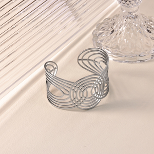 Châu Âu <span class=keywords><strong>M</strong></span>ỹ <span class=keywords><strong>m</strong></span>ới cổ điển Thép không gỉ tuyên bố openwork Vòng đeo tay cho phụ nữ thời trang tối giản <span class=keywords><strong>Bangle</strong></span> - Product Image 2