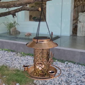 Lanterne de jardin suspendue extérieure décor métallique mangeoire solaire pour oiseaux sauvages avec 3 distributeurs d'eau - Product Image 3