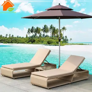 Teras rotan anyaman matahari kursi malas Lounge dengan payung matahari dan Set meja kolam renang Taman furnitur