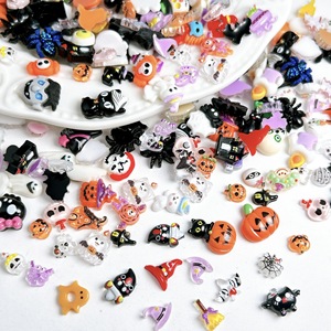 50 pièces de breloques pour ongles en résine, couleurs assorties, motifs citrouille et fantôme 2D, style japonais, écologiques, accessoires de décoration pour nail art d'Halloween - Product Image 5