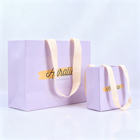 Fournisseur de sacs en papier violet clair personnalisés de luxe avec poignées en ruban pour cosmétiques, lotions, maquillage, rouges à lèvres, perruques, cadeaux et shopping
