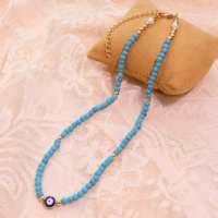 Collier de perles turquoise style bohème pour femme, avec accent doré et pierres vintage, accessoire quotidien pour dames