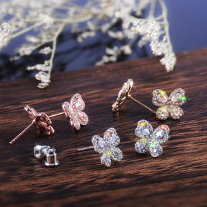ต่างหูคริสตัลรูปดอกไม้สีโรสโกลด์ เครื่องประดับสำหรับงานปาร์ตี้สุดโรแมนติกสำหรับผู้หญิง ประดับด้วยคริสตัลสีขาว - Product Image 4