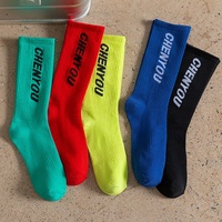 Chaussettes mi-mollet unisexes vert fluorescent à la mode lettre Ins Style haut polyvalent pour une utilisation au collège
