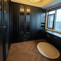 Armoire moderne en forme de L avec poignée dorée en MDF noir, verre courbé laqué et éclairage LED, meuble de maison de luxe avec coiffeuse