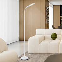 Lampe sur pied moderne et simple à hauteur réglable avec variateur tactile LED blanc chaud, corps en aluminium et abat-jour en plastique pour usage hôtelier