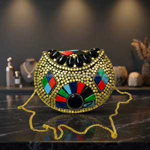 Pochette dorée élégante avec pierres multicolores et accents noirs, sac à main en laiton fait main pour occasions festives et mariages |   Artisanat en résine - Product Image 1