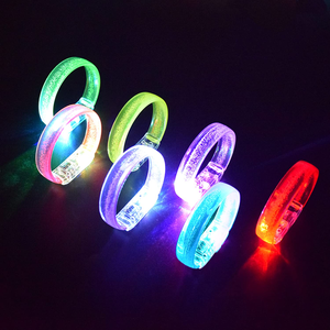 Pulsera de Acrílico con Burbujas al por Mayor, 8 Colores, Transparente, de Plástico PS, con LED, Batería de Botón AG3, Personalizable - Product Image 4