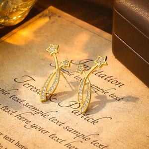 Boucles d'oreilles clous de luxe pour femme, micro-incrustées de zirconiums, nouvelle collection, aiguille en argent S925, style pentagramme lumineux, accessoires d'oreille doux effet météore - Product Image 2