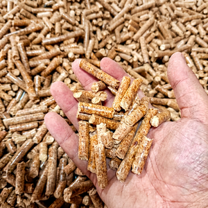 Granulés de bois de haute qualité en forme de briquettes, combustible naturel pour système de chauffage, haute densité, teneur en cendres 9,9 %, valeur calorifique 99,9 J - Product Image 1