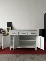 Buffet en acier écologique et durable avec étagères et portes étanches, design moderne pour cuisine et salon