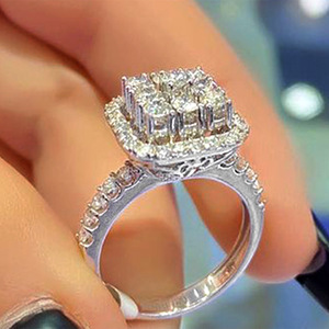 F1199 Anello di Lusso con Diamante Taglio Principessa, Gioiello da Fidanzamento per Donne, Elegante Design Quadrato con Halo, Fede Nuziale Raffinata in Oro Bianco 18K - Product Image 3
