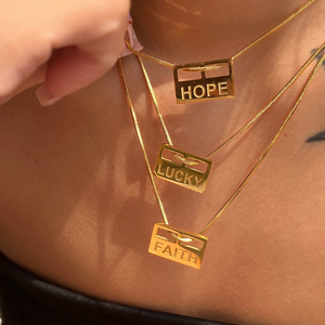Collier minimaliste en acier inoxydable avec pendentif carré Lucky Faith en plaqué or 18 ct Chaîne serpent Collier de mots personnalisés Bijoux - Product Image 5
