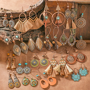 Boucles d'oreilles pendantes bohèmes en alliage plaqué bronze antique avec pompon, bijoux de mode pour femme pour les soirées - Product Image 1